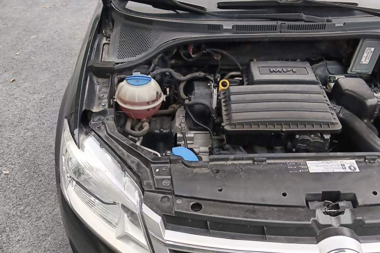 Used Volkswagen Santana 2013 1.6L Manual Comfort Edition Engine Bay Right