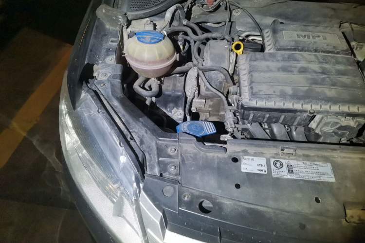 Used Volkswagen Santana 2013 1.6L Manual Fashion Edition Engine Bay Right