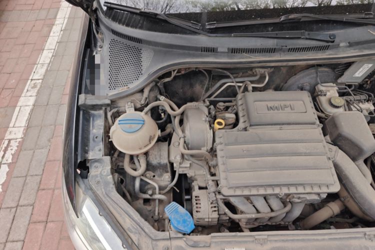 Used Volkswagen Santana 2013 1.6L Manual Fashion Edition Engine Bay Right