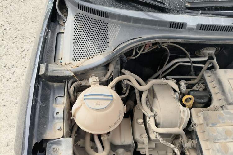 Used Volkswagen Santana 2013 1.6L Automatic Luxury Edition Engine Bay Right