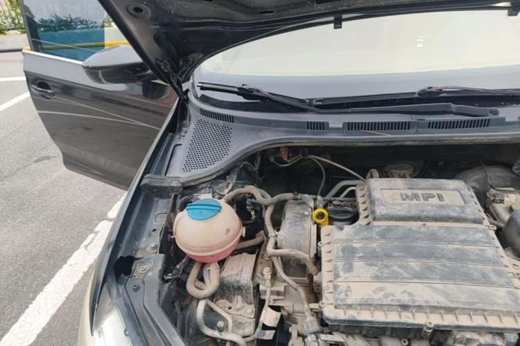 Used Volkswagen Santana 2013 1.6L Manual Comfort Edition Engine Bay Right