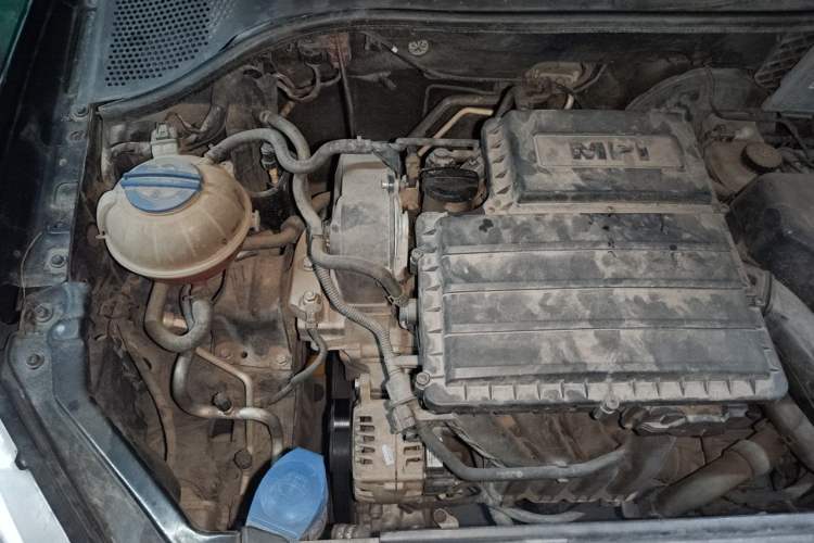 Used Volkswagen Santana 2013 1.6L Manual Fashion Edition Engine Bay Right