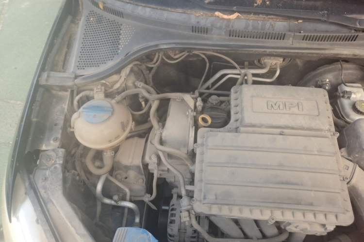Used Volkswagen Santana 2013 1.6L Manual Comfort Edition Engine Bay Right