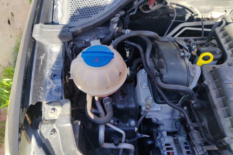 Used Volkswagen Santana 2013 1.6L Manual Fashion Edition Engine Bay Right