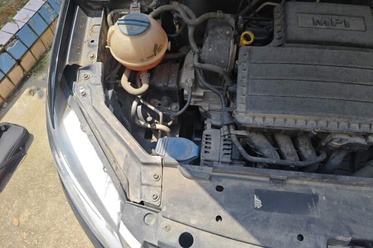 Used Volkswagen Santana 2013 1.6L Automatic Luxury Edition Engine Bay Right
