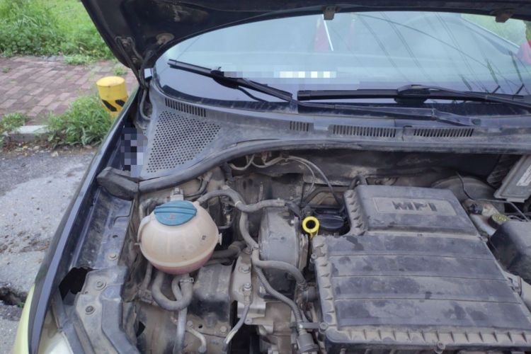 Used Volkswagen Santana 2013 1.6L Manual Fashion Edition Engine Bay Right
