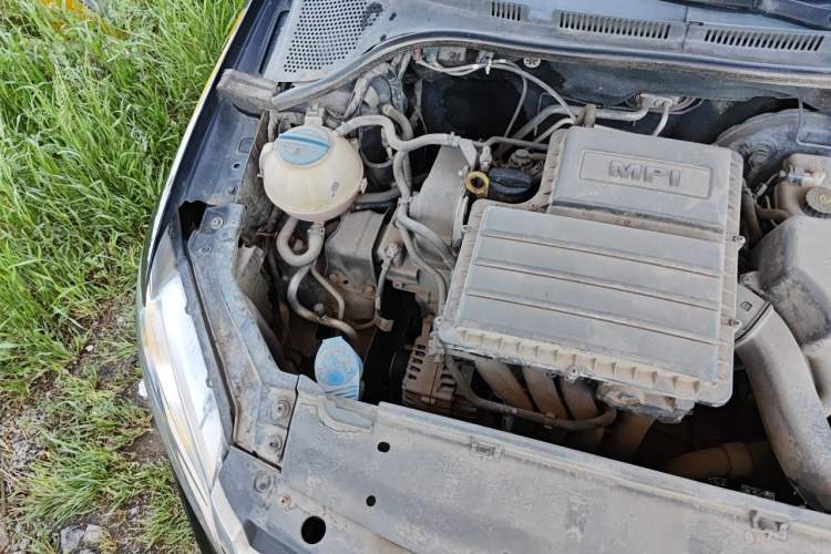 Used Volkswagen Santana 2013 1.6L Manual Comfort Edition Engine Bay Right