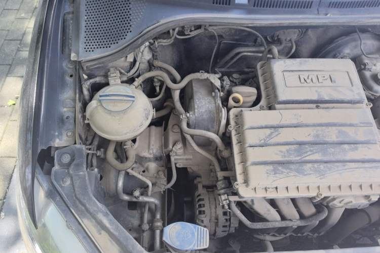 Used Volkswagen Santana 2013 1.6L Manual Fashion Edition Engine Bay Right