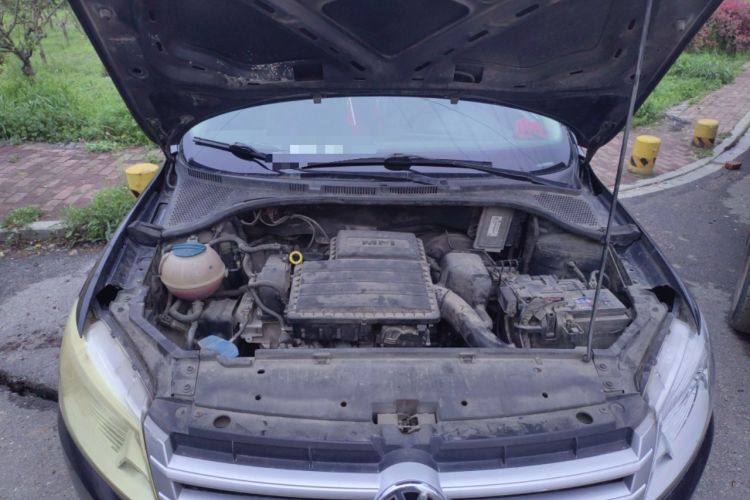 Used Volkswagen Santana 2013 1.6L Manual Fashion Edition Engine Bay