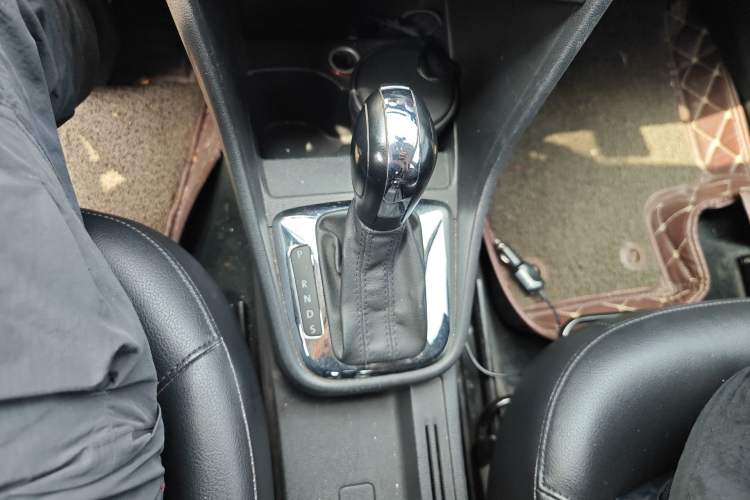 Used Volkswagen Santana 2013 1.6L Automatic Comfort Edition Gear Lever