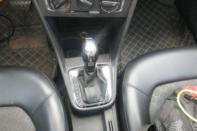 Used Volkswagen Santana 2013 1.6L Automatic Comfort Edition Gear Lever