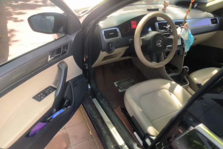 Used Volkswagen Santana 2013 1.6L Manual Comfort Edition Interior 3