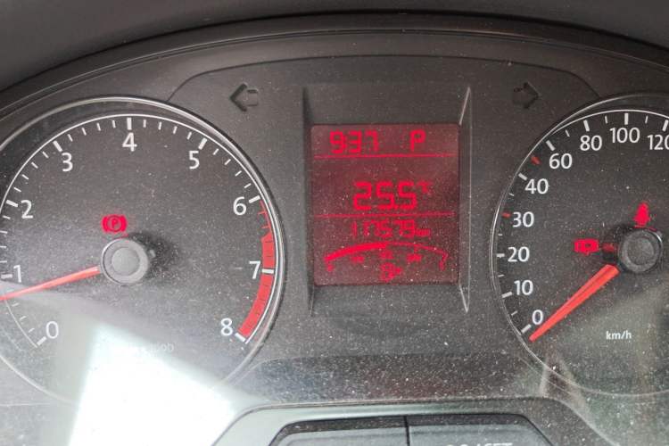 Used Volkswagen Santana 2013 1.6L Automatic Fashion Edition Odometer Close Up