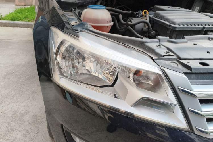 Used Volkswagen Santana 2013 1.6L Automatic Luxury Edition Right Front Headlight
