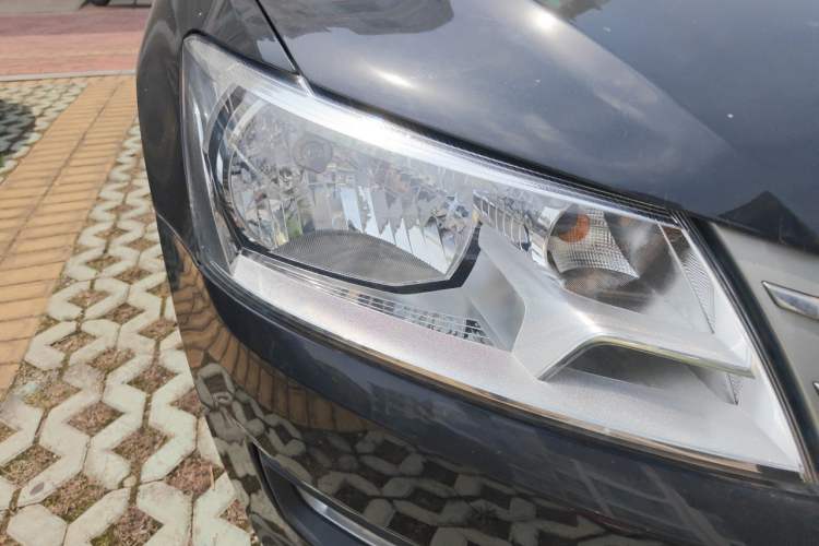 Used Volkswagen Santana 2013 1.6L Automatic Comfort Edition Right Front Headlight