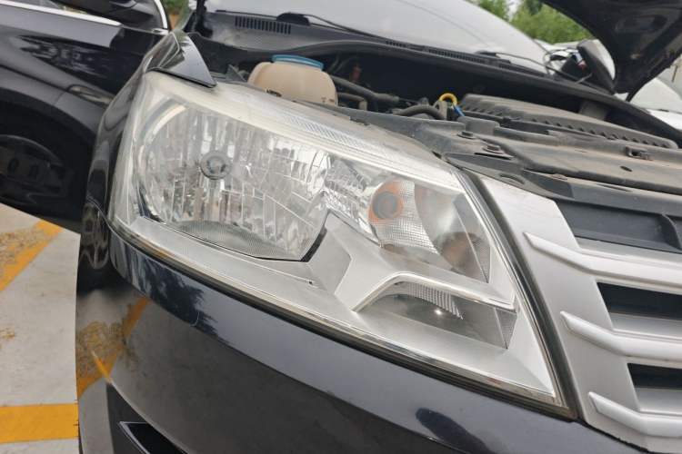 Used Volkswagen Santana 2013 1.6L Automatic Fashion Edition Right Front Headlight