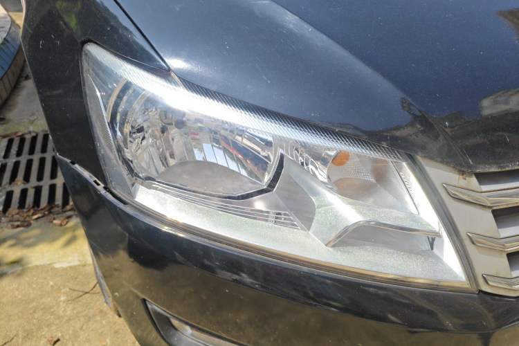 Used Volkswagen Santana 2013 1.6L Automatic Luxury Edition Right Front Headlight