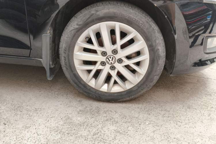 Used Volkswagen Santana 2013 1.6L Automatic Luxury Edition Right Front Wheel Hub