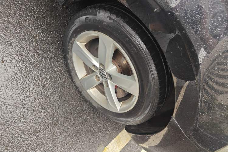 Used Volkswagen Santana 2013 1.6L Automatic Comfort Edition Right Front Wheel Hub