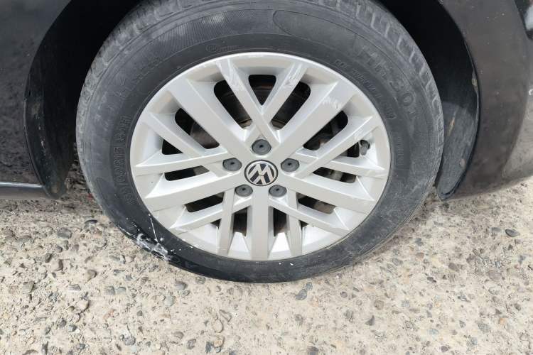 Used Volkswagen Santana 2013 1.6L Automatic Luxury Edition Right Front Wheel Hub