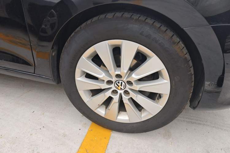 Used Volkswagen Santana 2013 1.6L Automatic Fashion Edition Right Front Wheel Hub