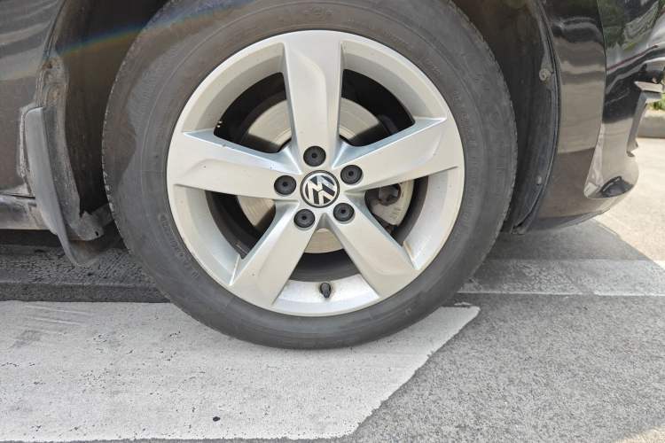 Used Volkswagen Santana 2013 1.6L Automatic Comfort Edition Right Front Wheel Hub