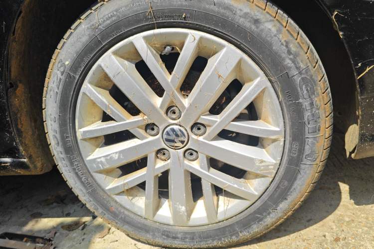 Used Volkswagen Santana 2013 1.6L Automatic Luxury Edition Right Front Wheel Hub