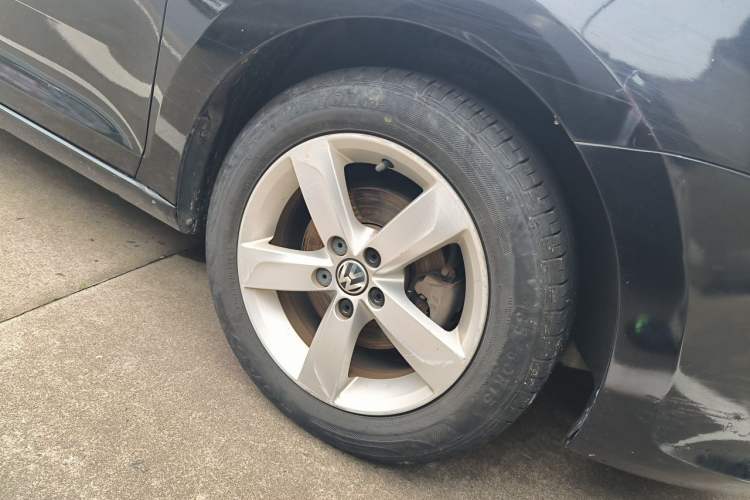 Used Volkswagen Santana 2013 1.6L Automatic Comfort Edition Right Front Wheel Hub