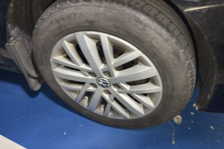 Used Volkswagen Santana 2013 1.6L Automatic Luxury Edition Right Front Wheel Hub