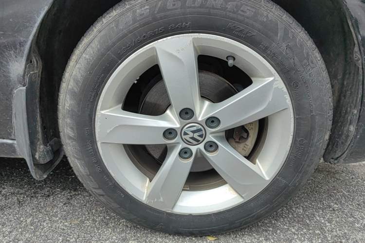 Used Volkswagen Santana 2013 1.6L Automatic Comfort Edition Right Front Wheel Hub