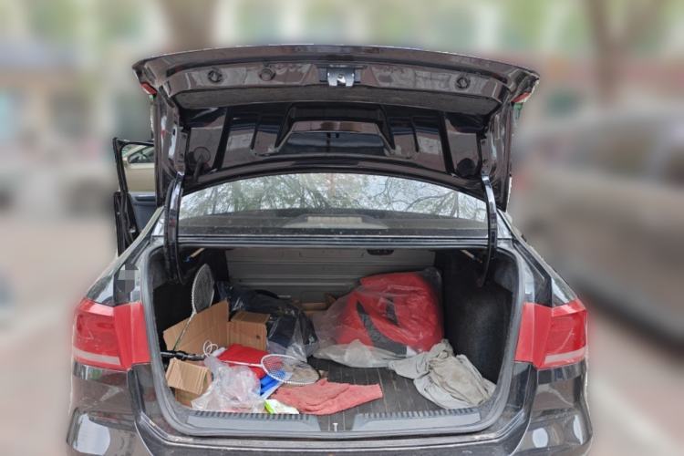 Used Volkswagen Santana 2013 1.6L Manual Fashion Edition Trunk