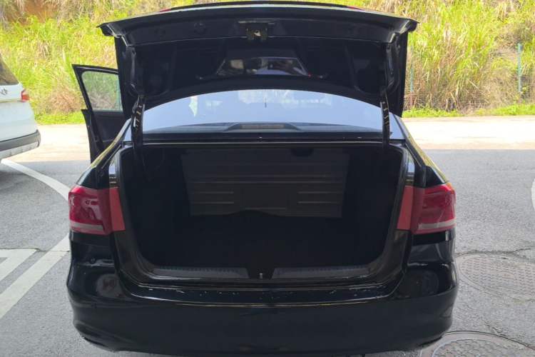 Used Volkswagen Santana 2013 1.6L Automatic Fashion Edition Trunk