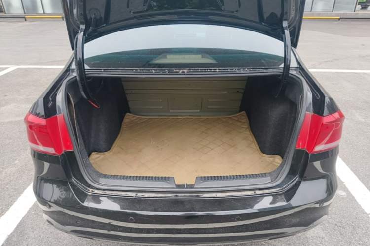 Used Volkswagen Santana 2013 1.6L Manual Comfort Edition Trunk