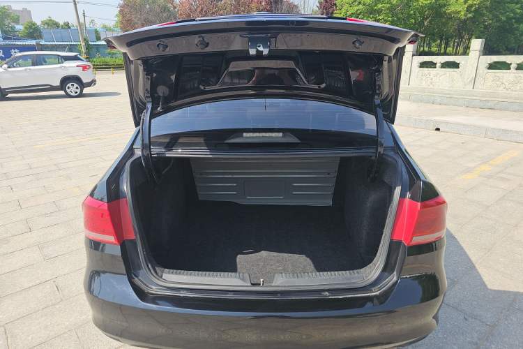 Used Volkswagen Santana 2013 1.6L Manual Fashion Edition Trunk