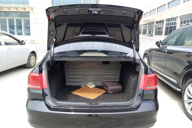 Used Volkswagen Santana 2013 1.6L Automatic Comfort Edition Trunk
