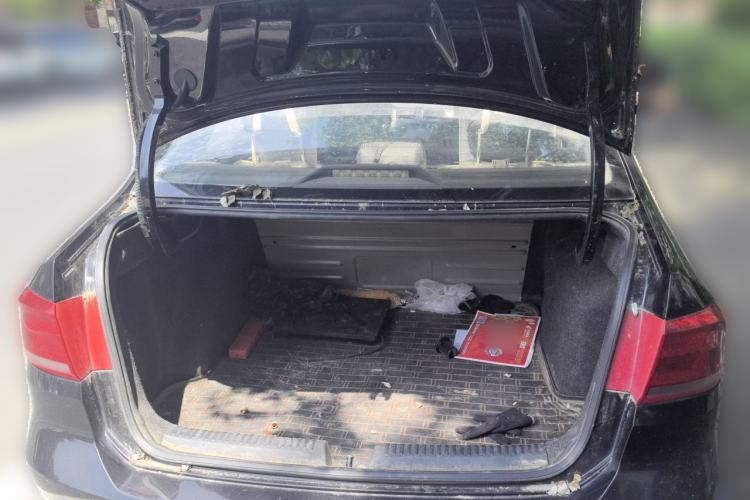 Used Volkswagen Santana 2013 1.6L Manual Fashion Edition Trunk