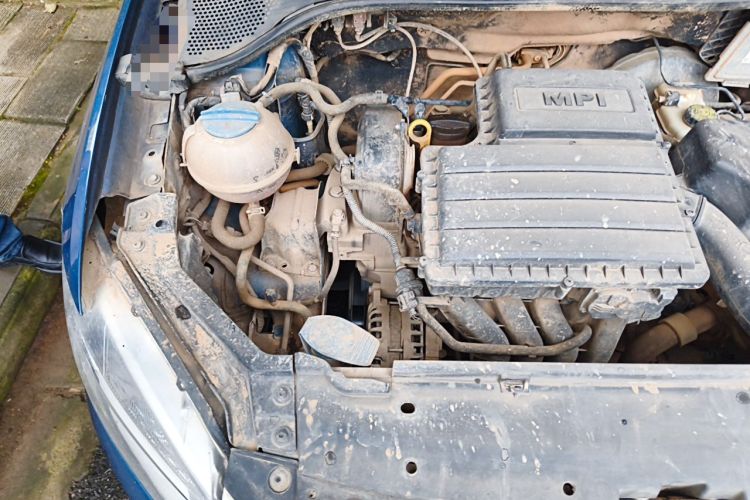 Used Volkswagen Santana 2013 1.6L Manual Comfort Edition Engine Bay Right