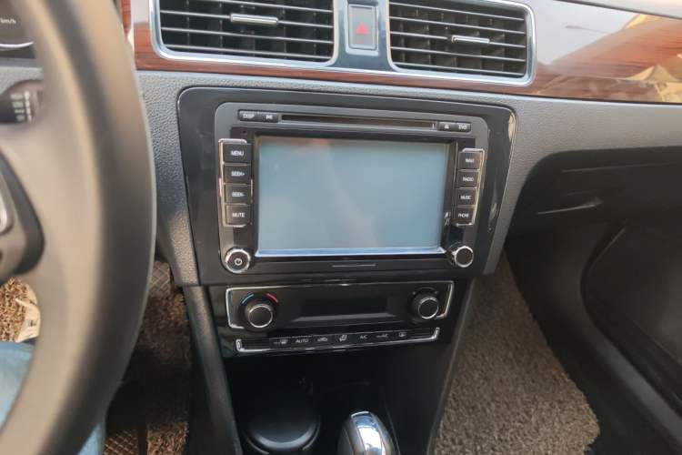 Used Volkswagen Santana 2013 1.6L Automatic Luxury Edition Audio And AC Panel