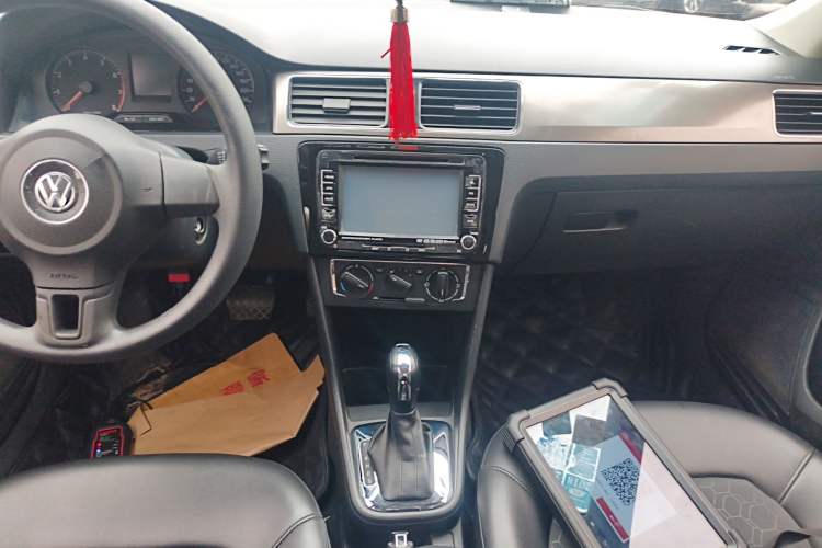Used Volkswagen Santana 2013 1.6L Automatic Comfort Edition Audio And AC Panel