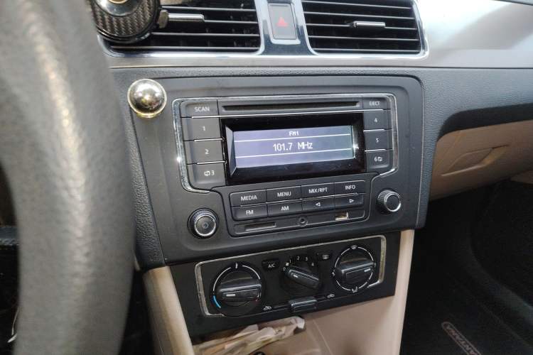 Used Volkswagen Santana 2013 1.6L Automatic Comfort Edition Audio And AC Panel