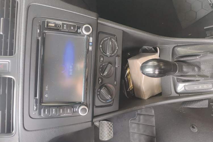 Used Volkswagen Santana 2013 1.6L Automatic Fashion Edition Audio And AC Panel