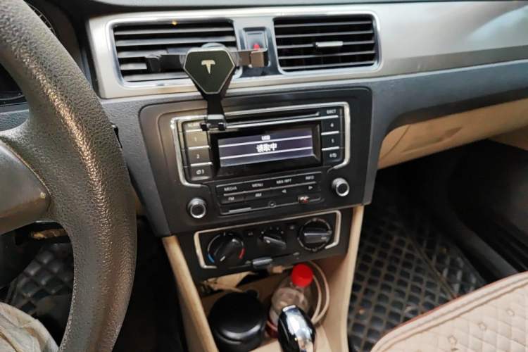 Used Volkswagen Santana 2013 1.6L Automatic Comfort Edition Audio And AC Panel