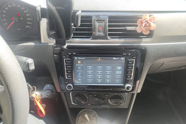 Used Volkswagen Santana 2013 1.6L Automatic Comfort Edition Audio And AC Panel