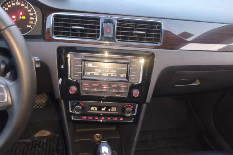 Used Volkswagen Santana 2013 1.6L Automatic Luxury Edition Audio And AC Panel