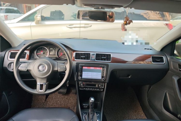 Used Volkswagen Santana 2013 1.6L Automatic Luxury Edition Center Console