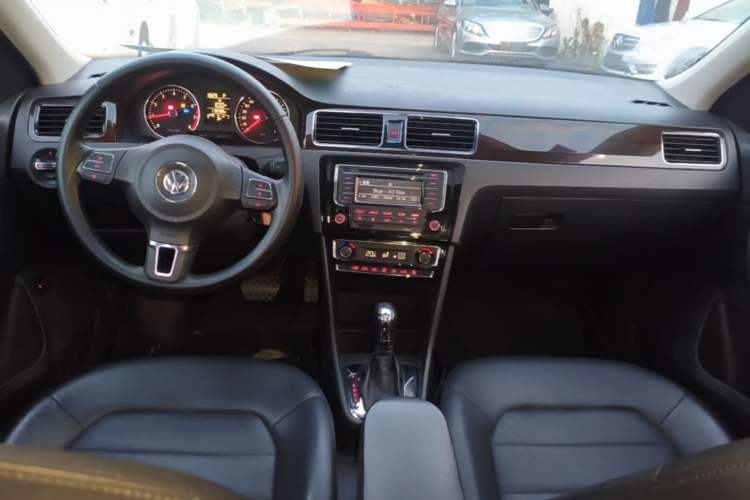Used Volkswagen Santana 2013 1.6L Automatic Luxury Edition Center Console