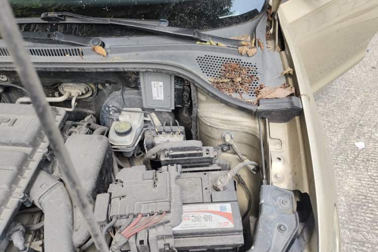 Used Volkswagen Santana 2013 1.6L Automatic Fashion Edition Engine Bay Left