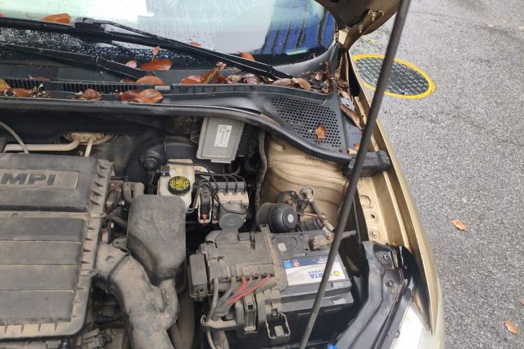 Used Volkswagen Santana 2013 1.6L Manual Fashion Edition Engine Bay Left