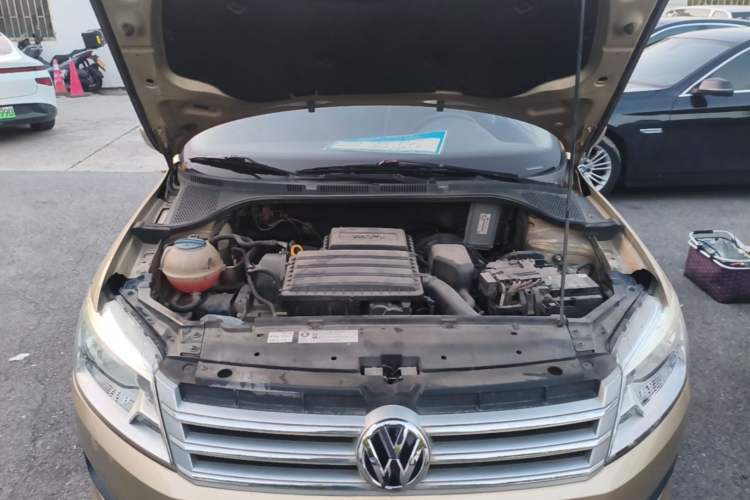 Used Volkswagen Santana 2013 1.6L Automatic Luxury Edition Engine Bay