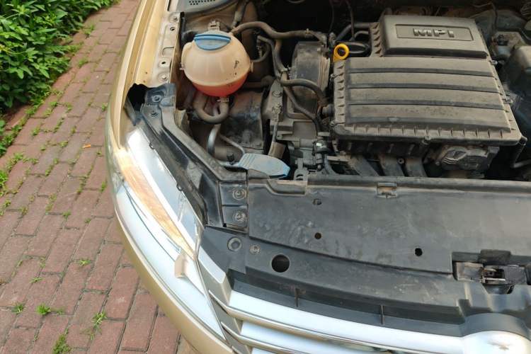 Used Volkswagen Santana 2013 1.6L Automatic Luxury Edition Engine Bay Right